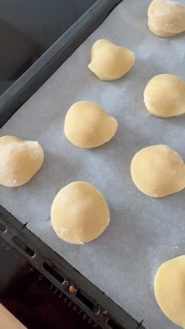 Image of Sprøjt 12 ens toppe og læg kiksen ovenpå.Bag dem i...