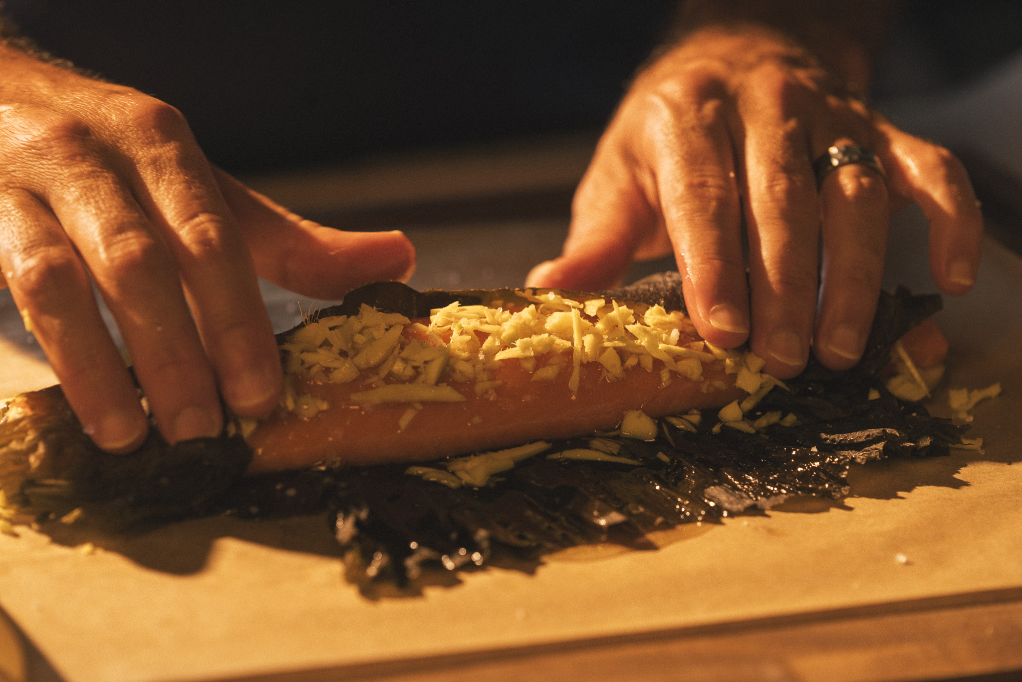 Image of Wrap the kombu:Fold the kombu up and around the fish...