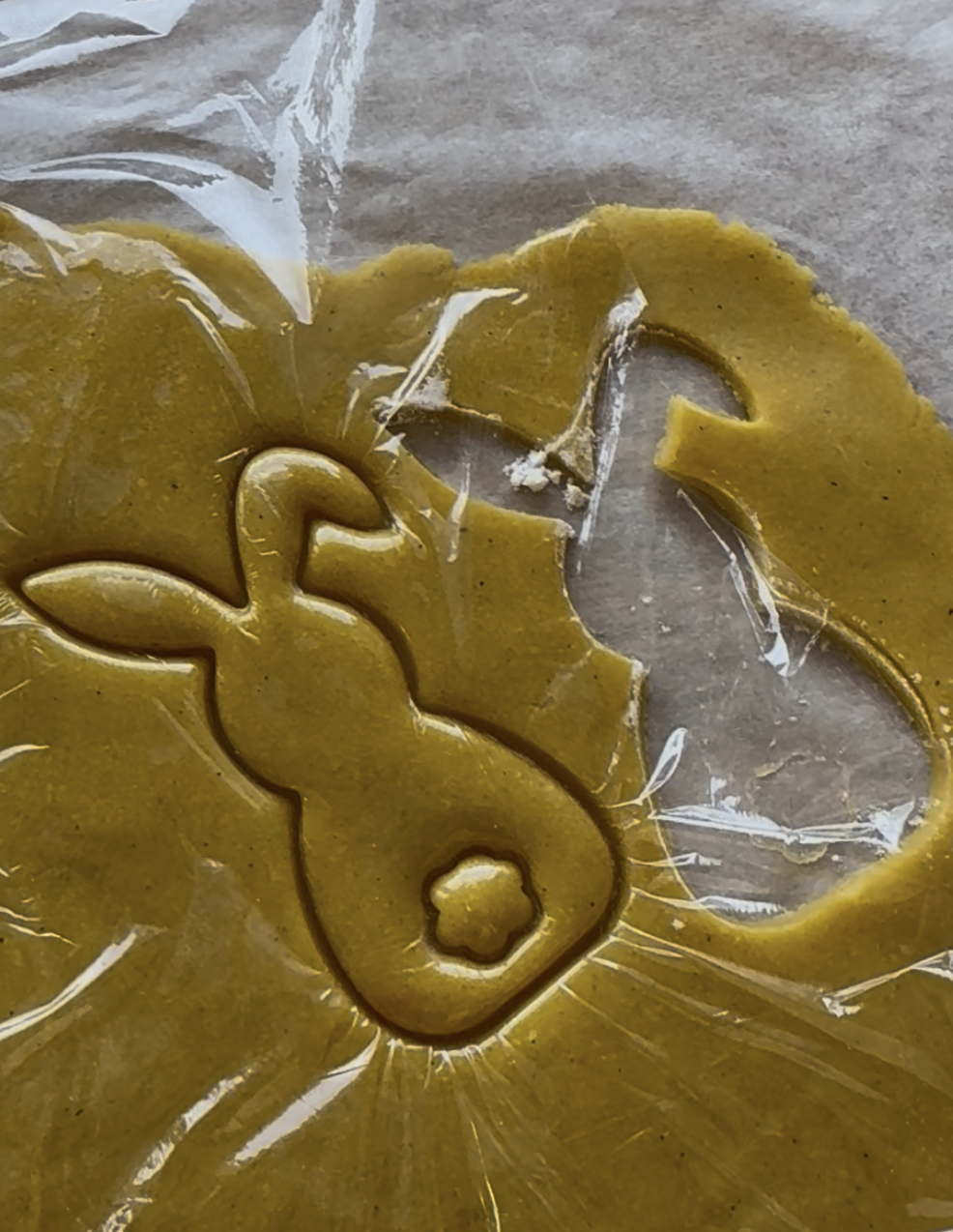 Image of Læg film over dejen, så din udstikker ikke hænger fast...