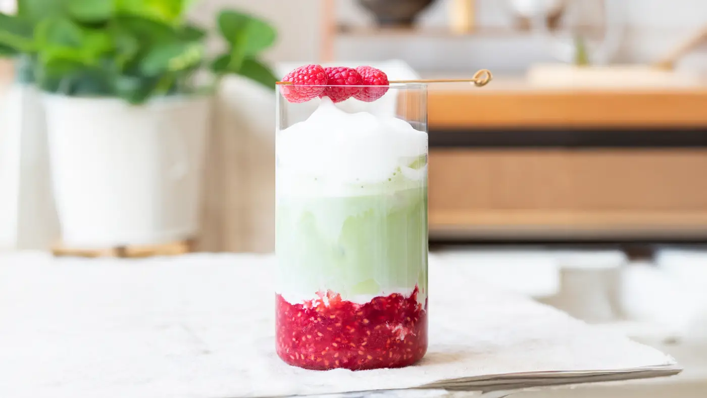 Raspberry Matcha Latte That’s Irresistibly Tangy 