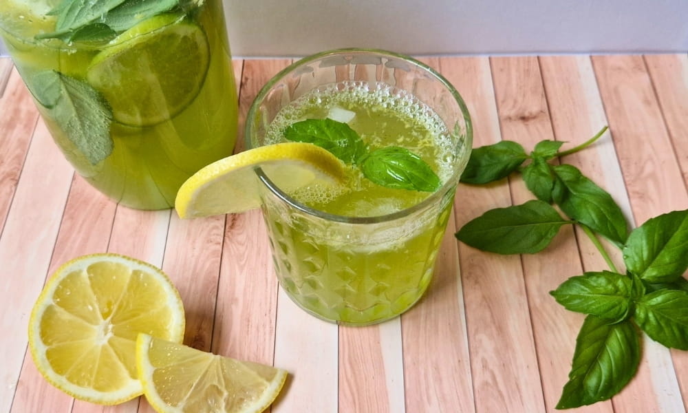 Basilikum Limonade mit Zitrone