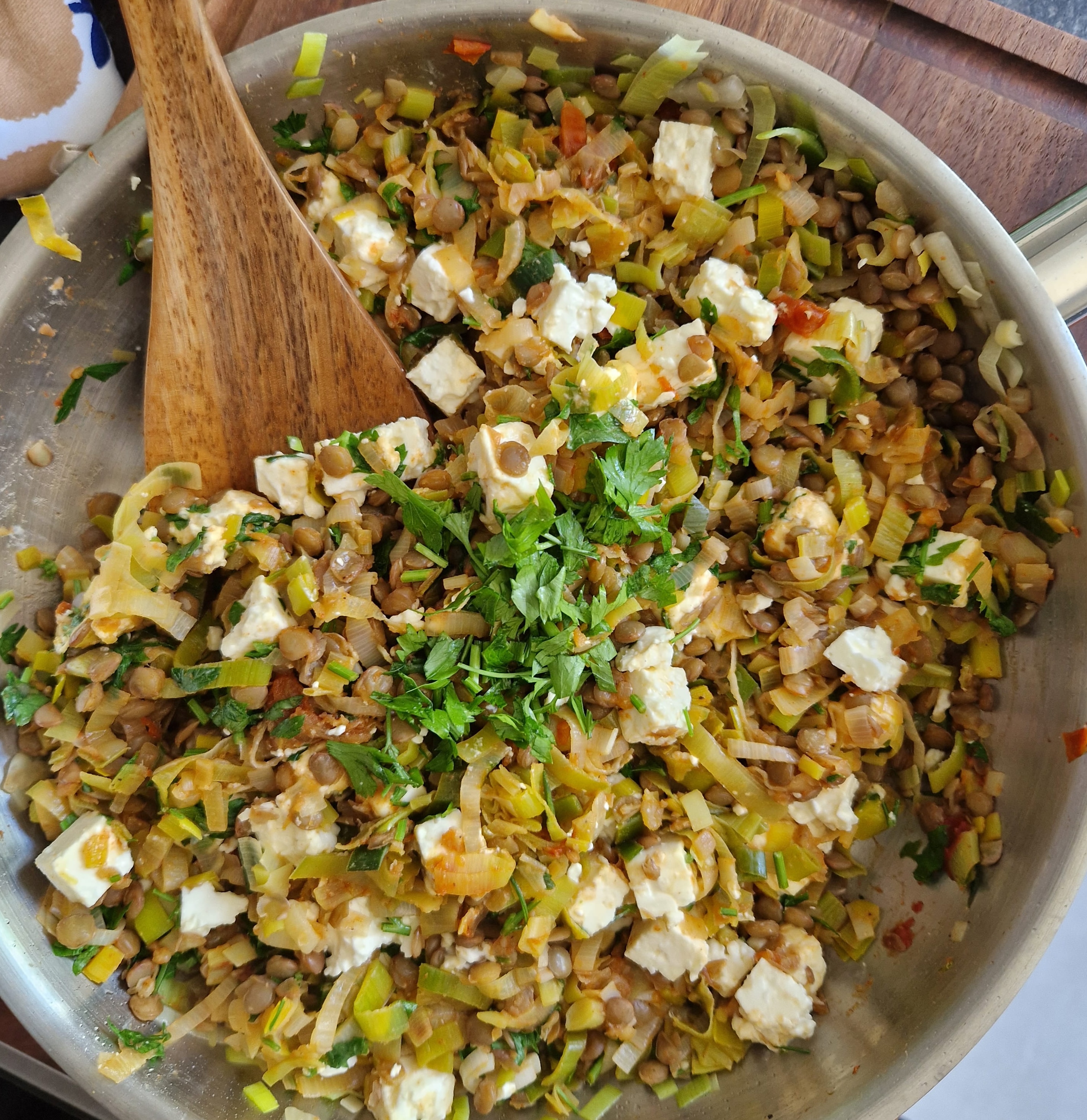 Then add the tomato paste, parsley, garlic, lentils, vegan crème,...