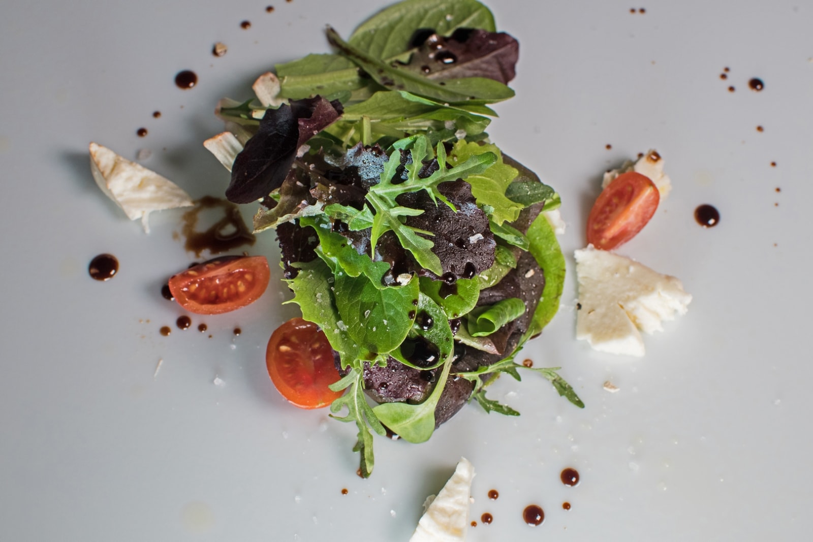 Mixed salad with White Truffle olive oil in spray and White Truffle Balsamic Vinegar