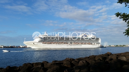 Cruising ship in port of Papeete, Navire de croisière à Tahiti