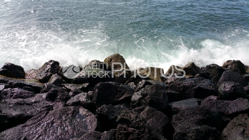 Waves and Rocks, Des vagues et des Rochers