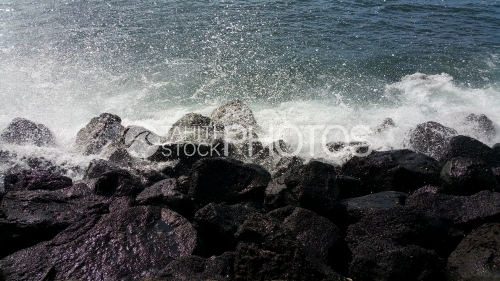 Waves and Rocks, Des vagues et des Rochers