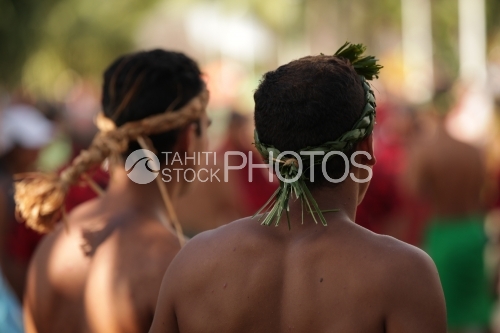 Young tahitian with breaded links crown on head