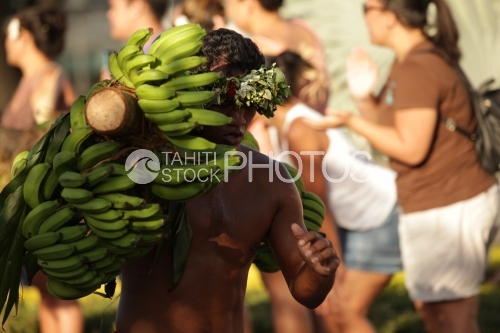 Fruits carriers racing in Papeete