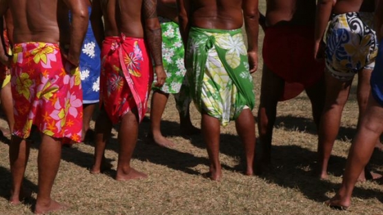 Heiva Tahiti, Traditional sports of Polynesia, Men with pareos wiating for thier turn before Javelin throwing contest