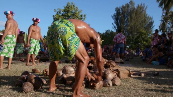 Heiva Tahiti, Polynesian Traditional sports, coprah- farmers contest, opening coconuts with axe