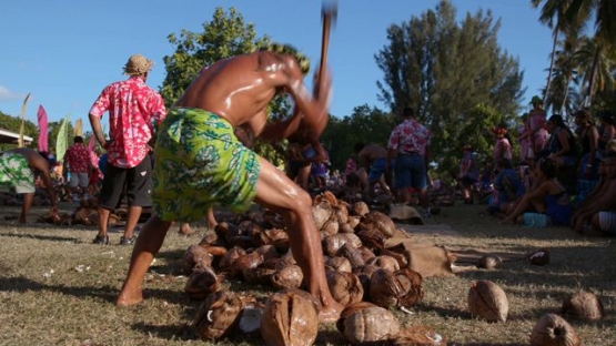 Heiva Tahiti, Polynesian Traditional sports, coprah- farmers contest, man beaking coconuts with an axe