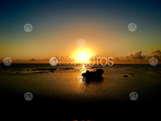 Fishingboat in the lagoon of Hauru, Moorea, during sunset