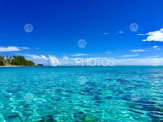 Moorea, Turquoise water of the lagoon