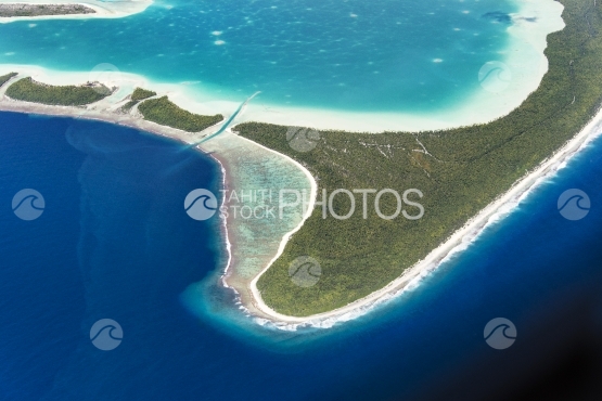 Tupai, aerial view of the atoll and the reef