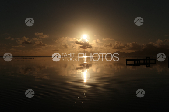 Sunset shot from Tahiti, view on Moorea