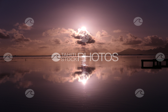 Sunset shot from Tahiti, view on Moorea
