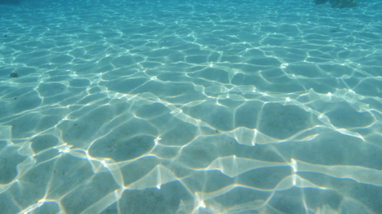 Moorea, reflection of the turquoise water on the sand bottom, shallow, slow motion