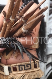 Marquesian Woman And Spears, Danseuse Marquisienne portant des Lances