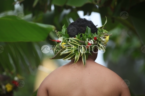 Tahitian Crown made with Flowers, Polynesien et sa couronne de fleurs