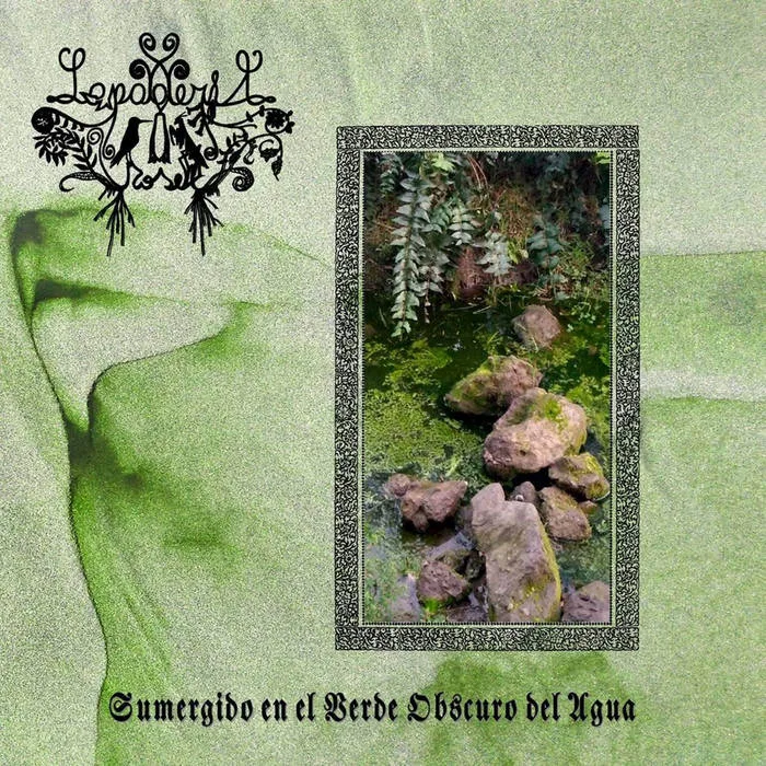 Sumergido en el verde obscuro del agua cover