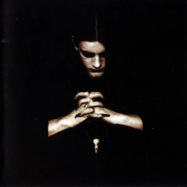 Nattestid ser porten vid cover