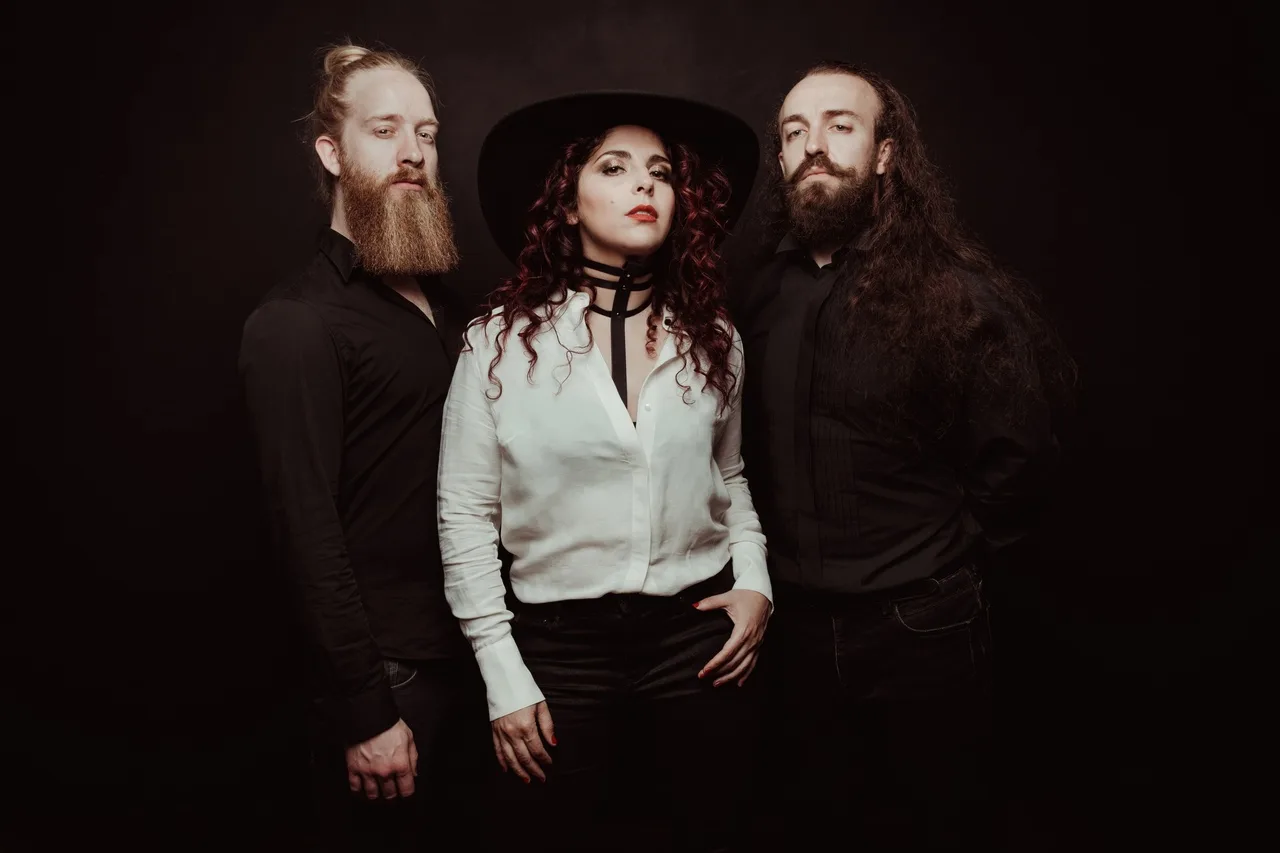 Dark Horse | White Horse